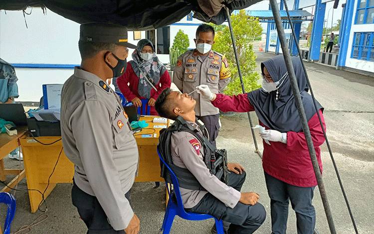 Kapolsek Kapuas Timur, Iptu Eko Sutrisno saat meninjau pemeriksaan swab antigen bagi personel Pos Penyekatan Perbatasan pada Rabu, 16 Februari 2022.