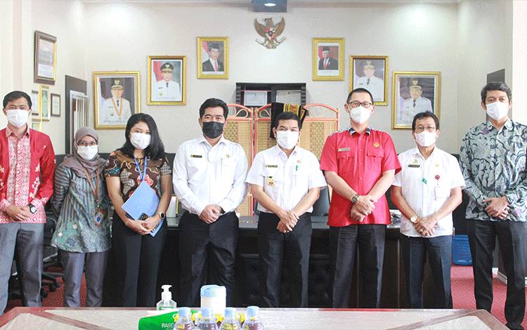 Bupati Barito Timur Ampera AY Mebas, menerima kunjungan Kepala Perwakilan BPK RI Kalimantan Tengah dan jajarannya di ruang kerja Bupati.