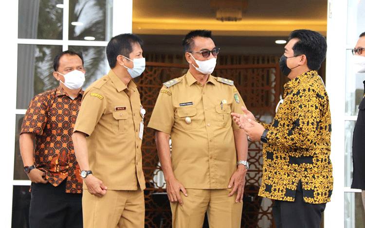Wakil Bupati Barito Utara, Sugianto Panala Putra saat menyambut kedatangan Kepala BPK RI perwakilan Kalimantan Tengah, Agus Priyono di rumah jabatan bupati.