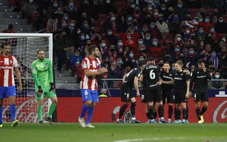 Selebrasi para pemain Levante setelah Gonzalo Melero mencetak gol ke gawang Atletico Madrid dalam pertandingan Liga Spanyol pekan ke-21 pada Rabu (16/2/2022) waktu setempat