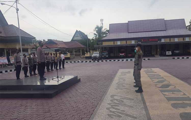 Kapolres Seruyan Kapolres Seruyan AKBP Gatot Istanto saat memimpin apel bersama TNI, Polri dan Satpol PP