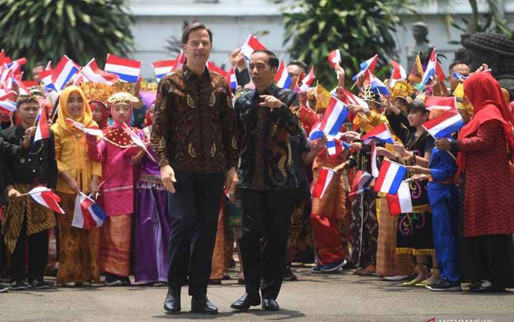 PM Belanda Mark Rutte (kiri) dan Presiden Joko Widodo (kanan) berbincang sebelum pertemuan di Istana Bogor, Jawa Barat, Senin (7/10/2019)