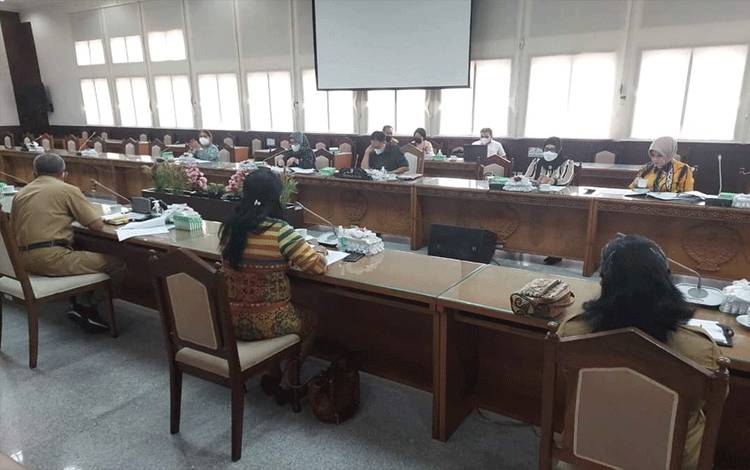  Tim pansus pembahasan raperda pembinaan bahasa Indonesia dan pelestarian bahasa daerah DPRD Kalteng saat menggelar rapat bersama pihak terkait dari Pemprov Kalteng.