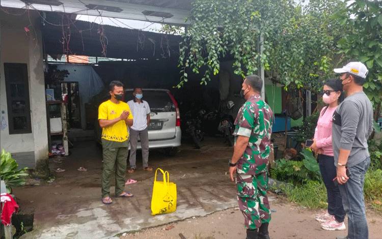 Penyaluran bantuan sembako kepada warga isolasi mandiri secara door to door di Kecamatan Pahandut. 
