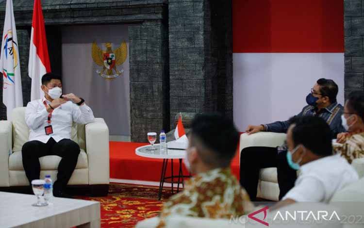Ketua Umum Komite Olimpiade Indonesia (KOI) Raja Sapta Oktohari (kiri) berbincang bersama Wakil Ketua Komisi X DPR RI Dede Yusuf terkait Undang-Undang Keolahragaan di Kantor KOI, Jakarta, Kamis (17/2/2022)