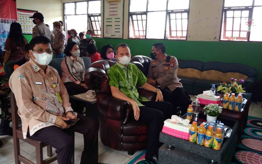 Kepala Disdikpora Kabupaten Gunung Mas, Esra (kiri) bersama dengan Bupati Gunung Mas Jaya S Monong (tengah) dan Kapolres (kanan) ketika meninjau kegiatan vaksinasi anak di SDN 3 Tampang Tumbang Anjir pada Sabtu 19 Februari 2022.