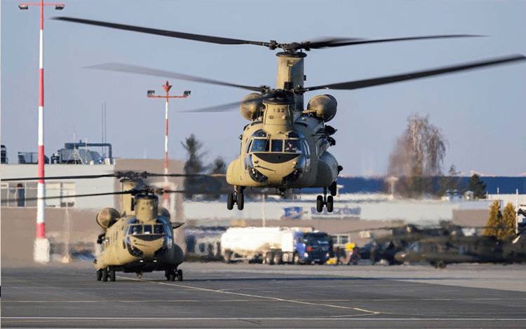 Helikopter-helikopter Chinook CH-47F milik Angkatan Darat Amerika Serikat mendarat di Bandara Rzeszow-Jasionka, Polandia, Selasa (15/2/2022). ANTARA/Patryk Ogorzalek/Agencja Wyborcza.pl via REUTERS/tm