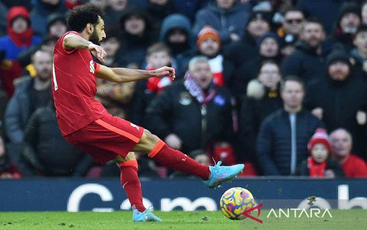 Pemain Liverpool Mohamed Salah mencetak gol kedua pada laga Liga Inggris melawan Norwich City di Anfield, Liverpool, Inggris (19/2/2022). ANTARA FOTO/REUTERS/Peter Powell/aww. 