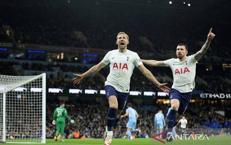 Penyerang Tottenham Hotspur Harry Kane (kiri) merayakan gol keduanya yang mengunci kemenangan dramatis atas Manchester City dalam lanjutan Liga Inggris di Stadion Etihad, Manchester, Inggris, Sabtu (19/2/2022) waktu setempat. (ANTARA/REUTERS/ACTION IMAGES/Carl Recine)