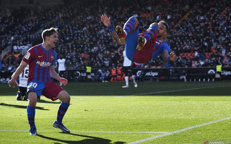 Pierre-Emerick Aubameyang (kanan) melakukan salto usai mencetak gol perdana untuk Barcelona dalam pertandingan Liga Spanyol lawan Valencia pada 20 Februari 2022. ANTARA/REUTERS/PABLO MORANO