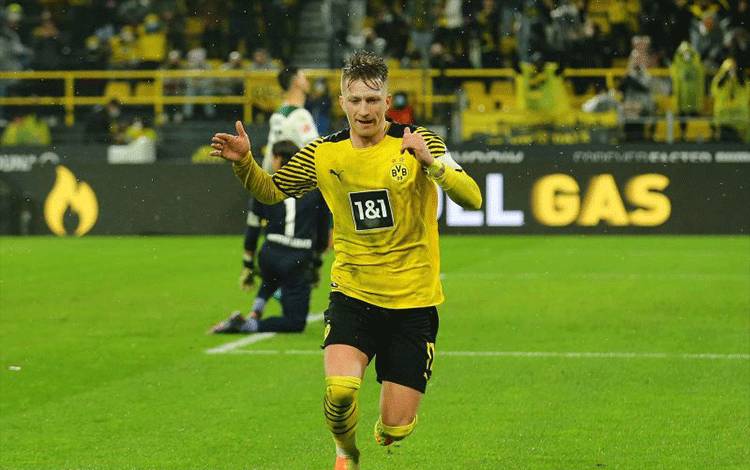 Pemain Borussia Dortmund Marco Reus merayakan golnya ketika Dortmund menang 6-0 melawan Borussia Moenchengladbach dalam pertandingan Liga Jerman di Signal Iduna Park, Dortmund, Jerman, 20 Februari 2022. (REUTERS/THILO SCHMUELGEN)