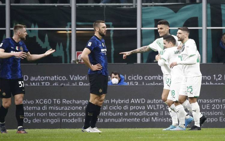 Pemain Sassuolo Gianluca Scamacca  merayakan golnya bersama Giacomo Raspadori dan Domenico Berardi ketika mereka menang 2-0 atas  Inter Milan di  San Siro, Milan, Italia, 20 Februari 2022. (REUTERS/ALESSANDRO GAROFALO)