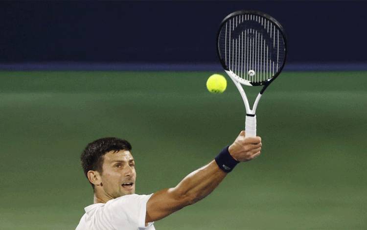Petenis Serbia Novak Djokovic saat latihan menjelang kejuaraan tenis Dubai ATP 500 di Dubai Duty Free Tennis Stadium, Dubai, Uni Emirat Arab, Minggu (20/2/2022). (ANTARA/REUTERS/Suhaib Salem)