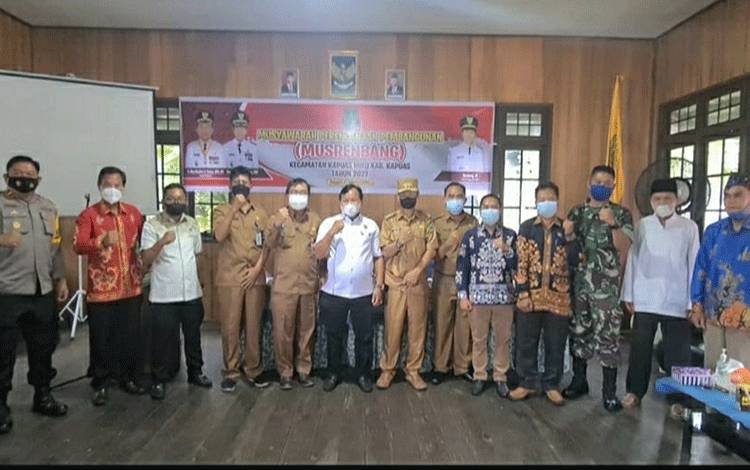 Kepala Dinas PMD Kapuas, Yanmarto bersama Ketua DPRD Kapuas, Ardiansah, kepala OPD dan unsur Kecamatan Kapuas Hulu seusai Musrenbang kecamatan.
