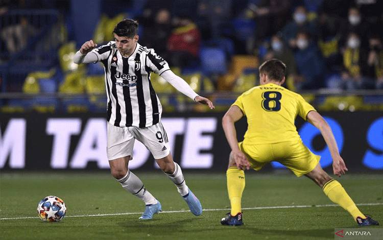 Aksi penyerang Juventus Alvaro Morata saat mencoba melewati bek Villarreal Juan Foyth dalam pertandingan leg pertama babak 16 besar Liga Champions pada 23 Februari 2022. ANTARA/REUTERS/PABLO MORANO