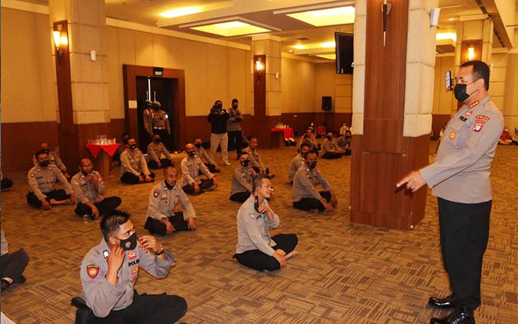 Kabid Propam Polda Kalteng Kombes Heri Setyawan saat memberikan pengarahan kepada puluhan personel dalan pembinaan etika profesi Polri.