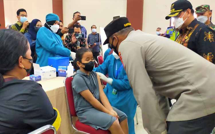Kapolda Kalteng Irjen Nanang Avianto berbincang dengan anak yang disuntik vaksin Covid-19