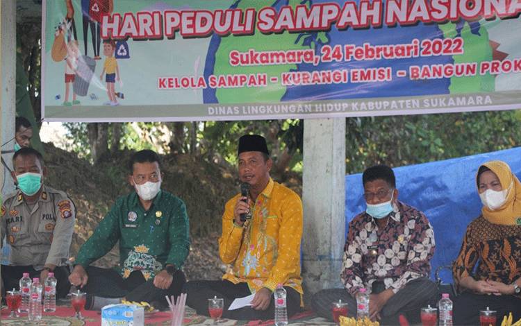 Bupati Sukamara Windu Subagio saat menghadiri peringatan HPSN di lokasi Dau Ulang Desa Pudu.