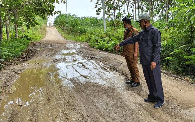Anggota DPRD Barito Utara, H Abri saat melihat secara langsung kerusakan jalan di Desa Baringin Raya.