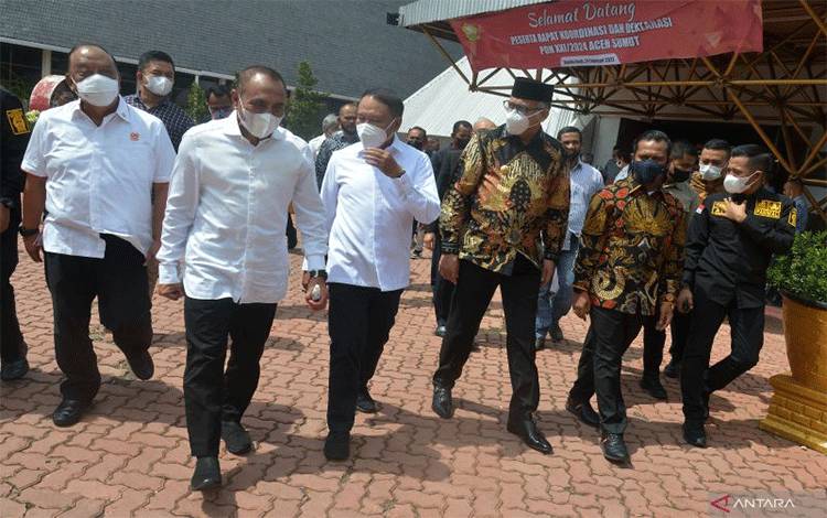 Menteri Pemuda dan Olahraga, Zainudin Amali (ketiga kiri) bersama Gubernur Aceh Nova Iriansyah (ketiga kanan), Gubernur Sumatera Utara Edy Rahmayadi (kedua kiri), dan Ketua Umum Komite Olahraga Nasional Indonesia (KONI) Pusat Marciano Norman (kiri) berjalan bersama usai Deklarasi PON Aceh-Sumut 2024 di Banda Aceh, Kamis (24/2/2022). ANTARA FOTO/Ampelsa/tom. (ANTARA FOTO/AMPELSA)