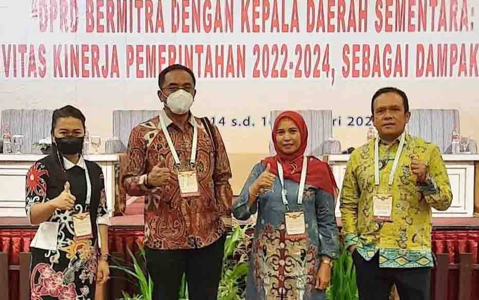 Ketua Asosiasi DPRD Kota Seluruh Indonesia Sigit K Yunianto bersama anggota DPRD Palangka Raya seusai rakornas.