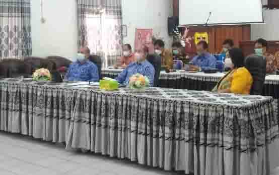 Anggota DPRD Kabupaten Gunung Mas, Iceu Purnamasari (duduk paling kanan).
