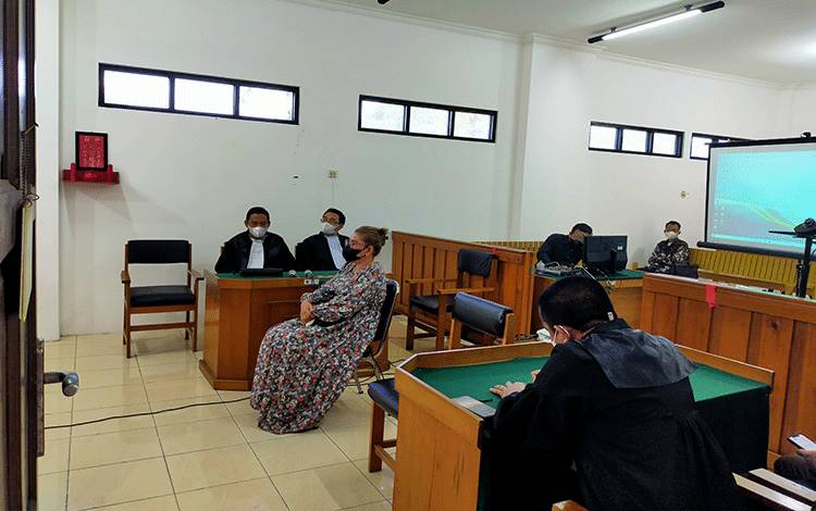 Terdakwa Sri Yeni saat menjalani sidang putusan di Pengadilan Negeri Palangka Raya.