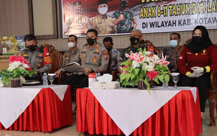 Kapolres Kobar AKBP Bayu Wicaksono bersama instansi terkait, saat mengikuti vicon bersama Kapolri.