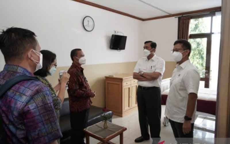 Menteri Kesehatan RI Budi Gunadi Sadikin bersama Menteri Kordinator Kemaritiman dan Investasi Luhut Binsar Pandjaitan meninjau persiapan fasilitas kesehatan di RSUP Sanglah, Denpasar, Bali, Jumat (25/2/2022). (foto : ANTARA/HO-Kemenkes)