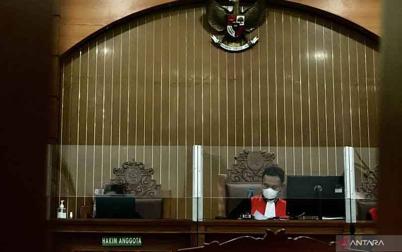 Hakim ketua Muhammad Arif Nuryanta membaca dokumen pembelaan (pleidoi) pada persidangan kasus "unlawful killing" di Pengadilan Negeri Jakarta Selatan, Jakarta, Jumat (25/2/2022). ANTARA/Genta Tenri Mawangi