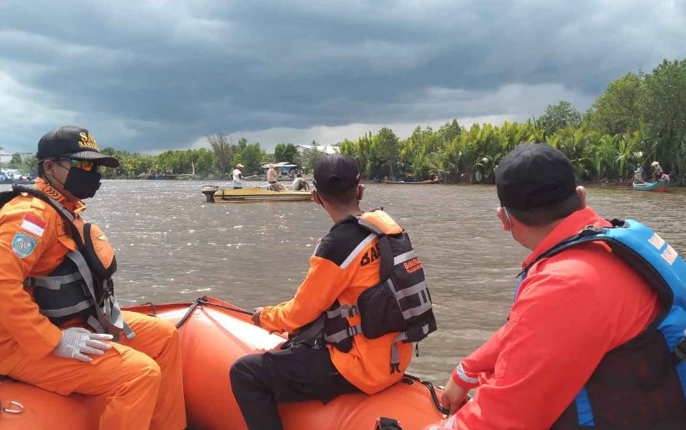 Tim SAR saat melakukan pencarian pemancing yang diduga tenggelam di Perairan Kumai.