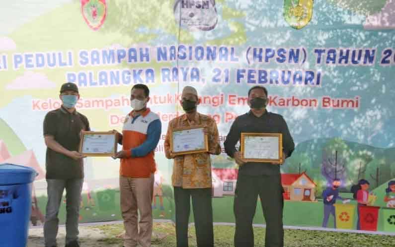 Penyerahan piagam penghargaan partisipasi Proklim untuk 3 kelurahan di Palangka Raya.