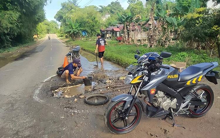 Kades dan Sekdes Simpang Naneng serta Bhabinkamtibmas menimbun jalan provinsi yang berlubang dan sering menyebabkan kecelakaan.