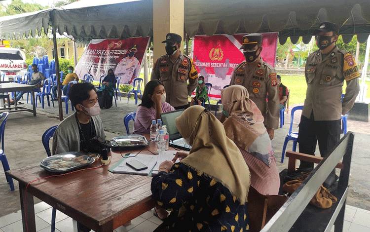 Warga Kuala Pembuang antusias mendatangi gerai vaksinasi di Mapolsek Seruyan Hilir