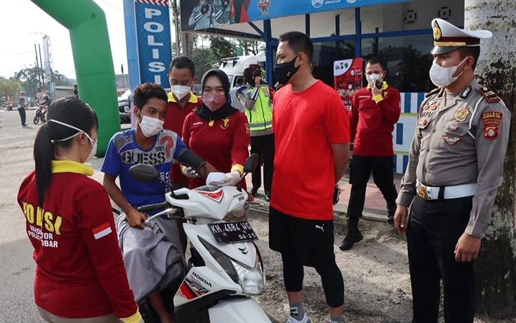 Kapolres Kobar AKBP Bayu Wicaksono (kaos merah) didampingi Kasatlantas Polres Kobar, memantau pelaksanaan vaksinasi drive thru.