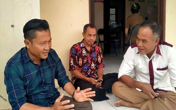 Anggota DPRD Kotawaringin Timur, Dadang H Syamsu (kiri) saat berbincang dengan perangkat Desa Tinduk.