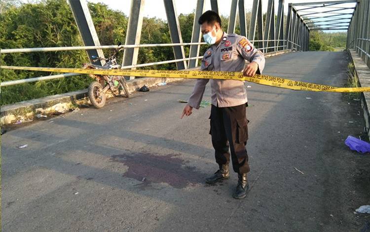 Personel Polsek Mantangai saat olah TKP di lokasi kejadian ditemukan seorang pemuda tewas di atas jembatan Sei Mantangai.