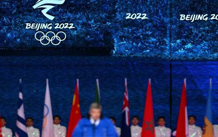 Presiden Komite Olimpiade Internasional (IOC) Thomas Bach saat upacara penutupan Olimpiade Musim Dingin Beijing 2022 di National Stadium yang dikenal Sarang Burung di Beijing, 20 Februari 2022. IOC didesak atlet-atlet Ukraina dan beberapa negara agar membekukan partisipasi Rusia dan Belarus dalam semua event olahraga internasional akibat invasi Rusia ke Belarus