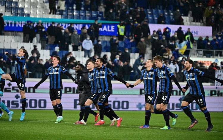 Para pemain Atalanta merayakan kemenangan 4-0 mereka atas Sampdoria dalam laga Serie A Italia di Stadion Azzuri d'Italia di Bergamo pada 28 Februari 2022. (AFP/MIGUEL MEDINA)
