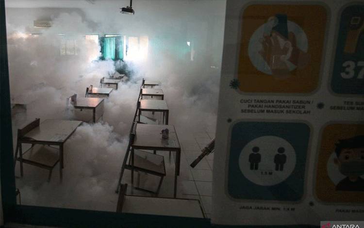 Petugas melakukan pengasapan (fogging) di Sekolah Pembangunan Jaya (SPJ) 2 Gedangan, Sidoarjo, Jawa Timur, Jumat (11/2/2022). ANTARA FOTO/Umarul Faruq/wsj.