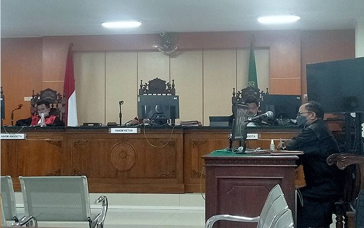 Majelis hakim dan kuasa hukum Iwan Setiawan terdakwakasus illegal logging.
