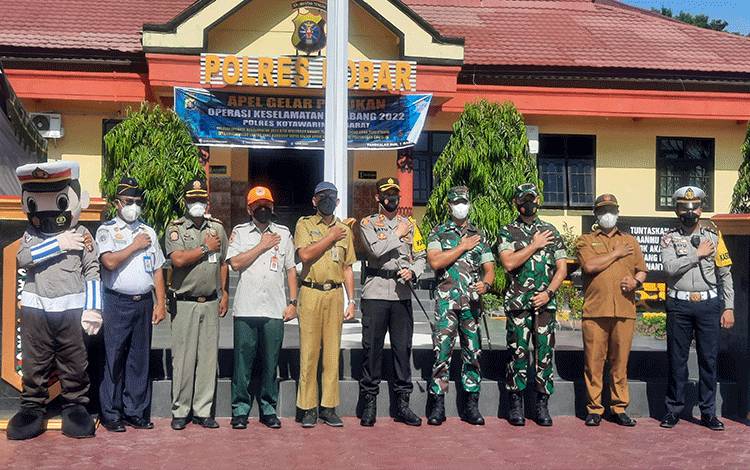 Kapolres Kobar AKBP Bayu Wicaksono (tengah) foto bersama instansi di lingkup Pemkab Kobar, usai apel gelar pasukan operasi keselamatan telabang 2022.