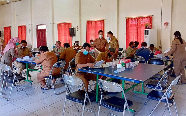 Kegiatan evaluasi perpanjangan kontrak PHT dan PHL di lingkungan Dinas Pendidikan Kabupaten Barito Timur.
