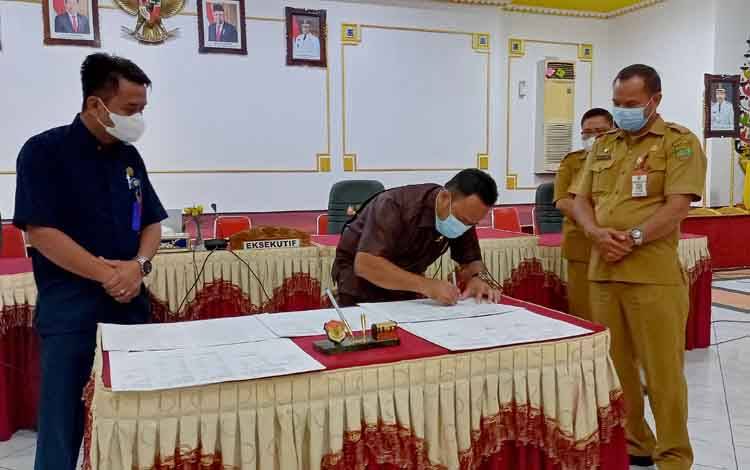 Ketua DPRD Barito Timur, Nursulistio menandatangani surat penetapan AKD yang disaksikan Wakil Ketua II DPRD dan perwakilan eksekutif.