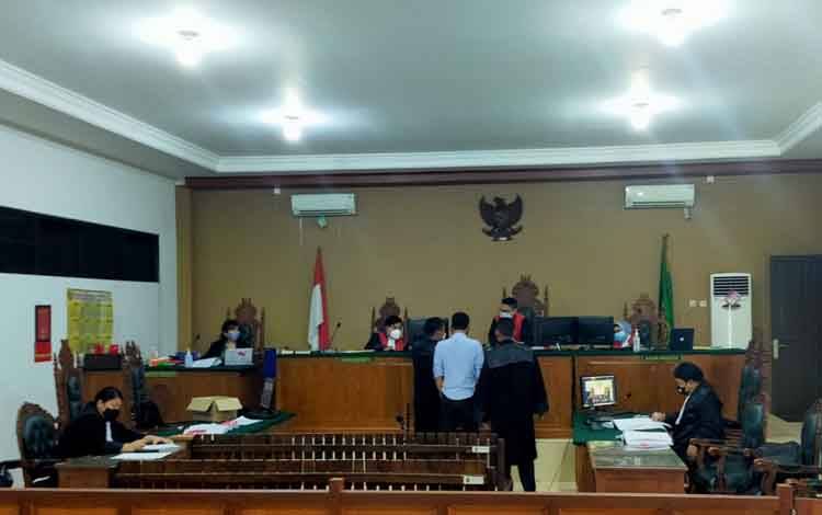 Jaksa penuntut umum menunjukkan bukti-bukti di persidangan lanjutan kasus korupsi terdakwa Kepala Desa Dadahup.