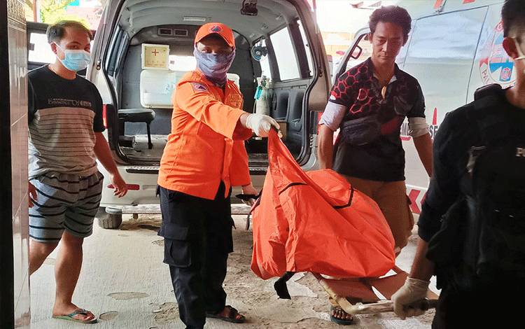 Jasad korban Daffa saat dievakuasi ke kamar Kamboja Rumah Sakit Doris Sylvanus Palangka Raya.