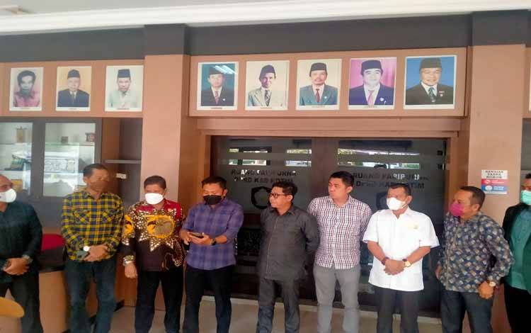 Koalisi 5 fraksi DPRD Kotawaringin Timur saat menyampaikan sikapnya terkait surat Ketua DPRD Kotim