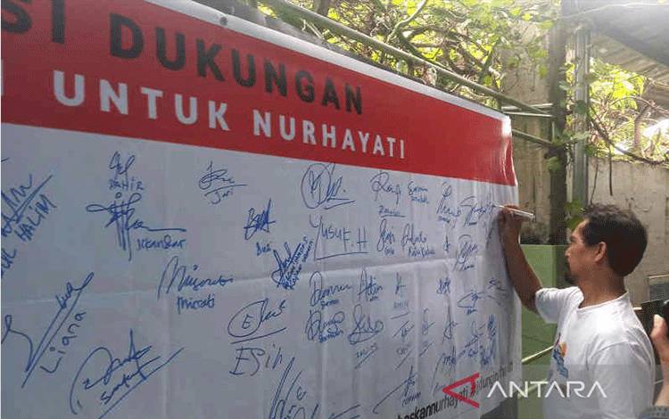 Warga saat menandatangani petisi dukungan untuk Nurhayati pelapor kasus korupsi yang menjadi tersangka di Cirebon, Jawa Barat, Minggu (27/2/2022). ANTARA/Khaerul Izan