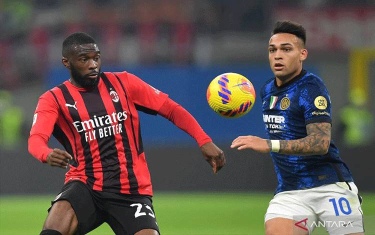 Duel penyerang Inter Milan Lautaro Martinez dan bek AC Milan Fikayo Tomori di semifinal leg pertama Piala Italia pada 2 Maret 2022. ANTARA/REUTERS/DANIELE MASCOLO