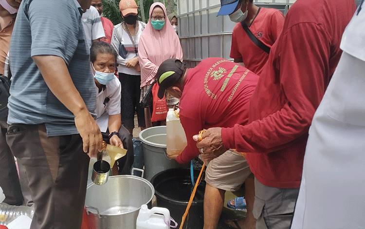 Operasi pasar minyak goreng murah PT. CBU di Kelurahan Kereng Bangkirai